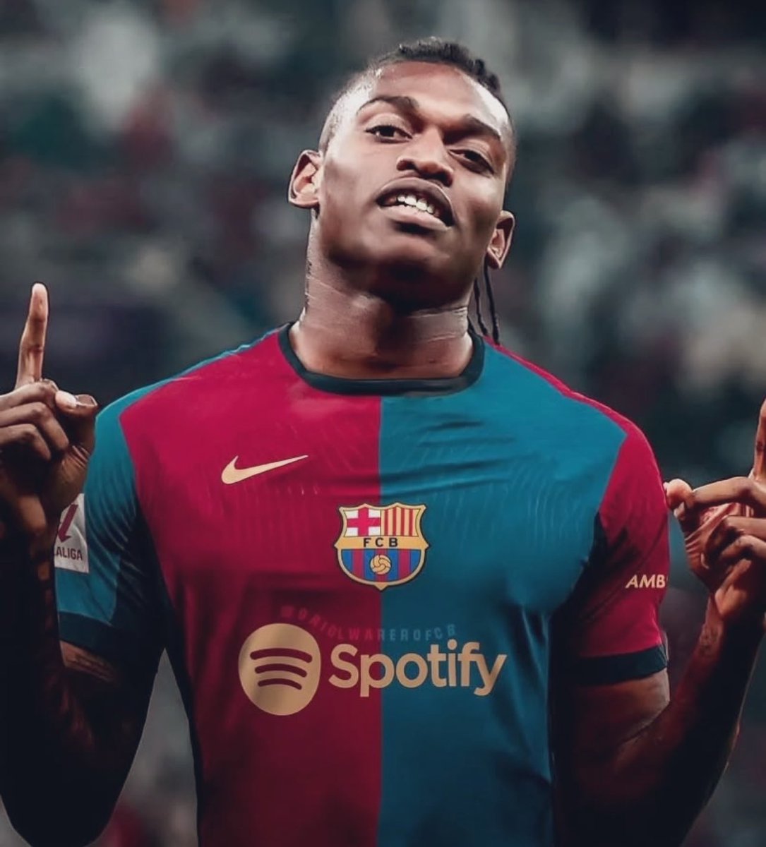 Amantedofute's tweet photo. FAVORITO DO PRESIDENTE!

Joan Laporta, presidente do Barcelona, disse em entrevista que seu jogador preferido para a ponta esquerda seria o Rafael Leão. Porém, para Deco, o jogador ideal seria Luiz Diaz https://t.co/TqLZB3DeUU