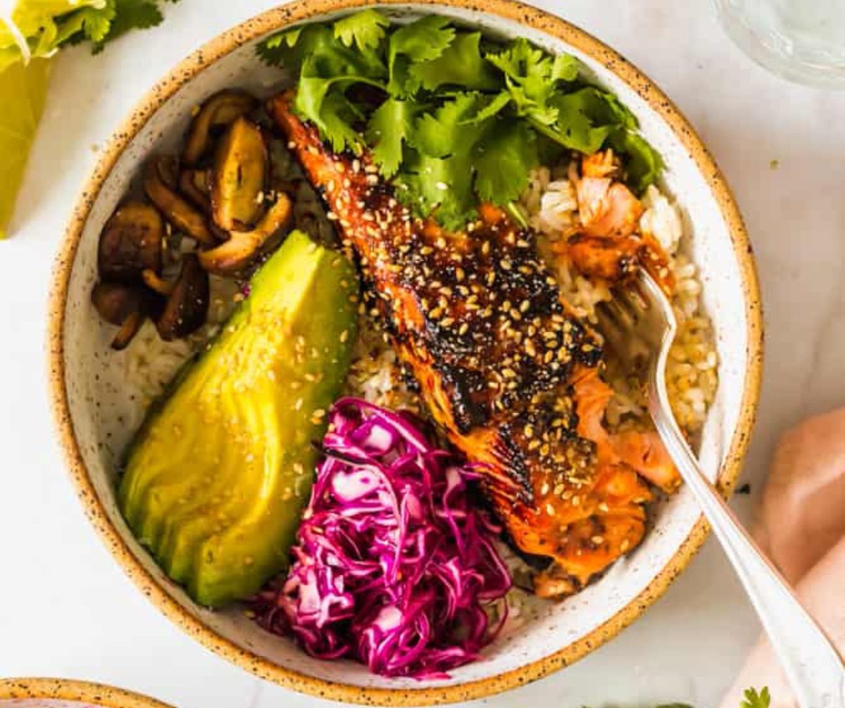 Pan-Seared #Miso Salmon Rice Bowls | @lenaskitchenblog 🥑🥣

We’re loving this #salmonrecipe by #Lenaskitchenblog — it’s a delicious way to fuel your day with wholesome ingredients.
👉️ tinyurl.com/mv2tatd7 

#amazebowls 🧡 #wellnesstv4u #healthyrecipes ⁠#guthealthyeats