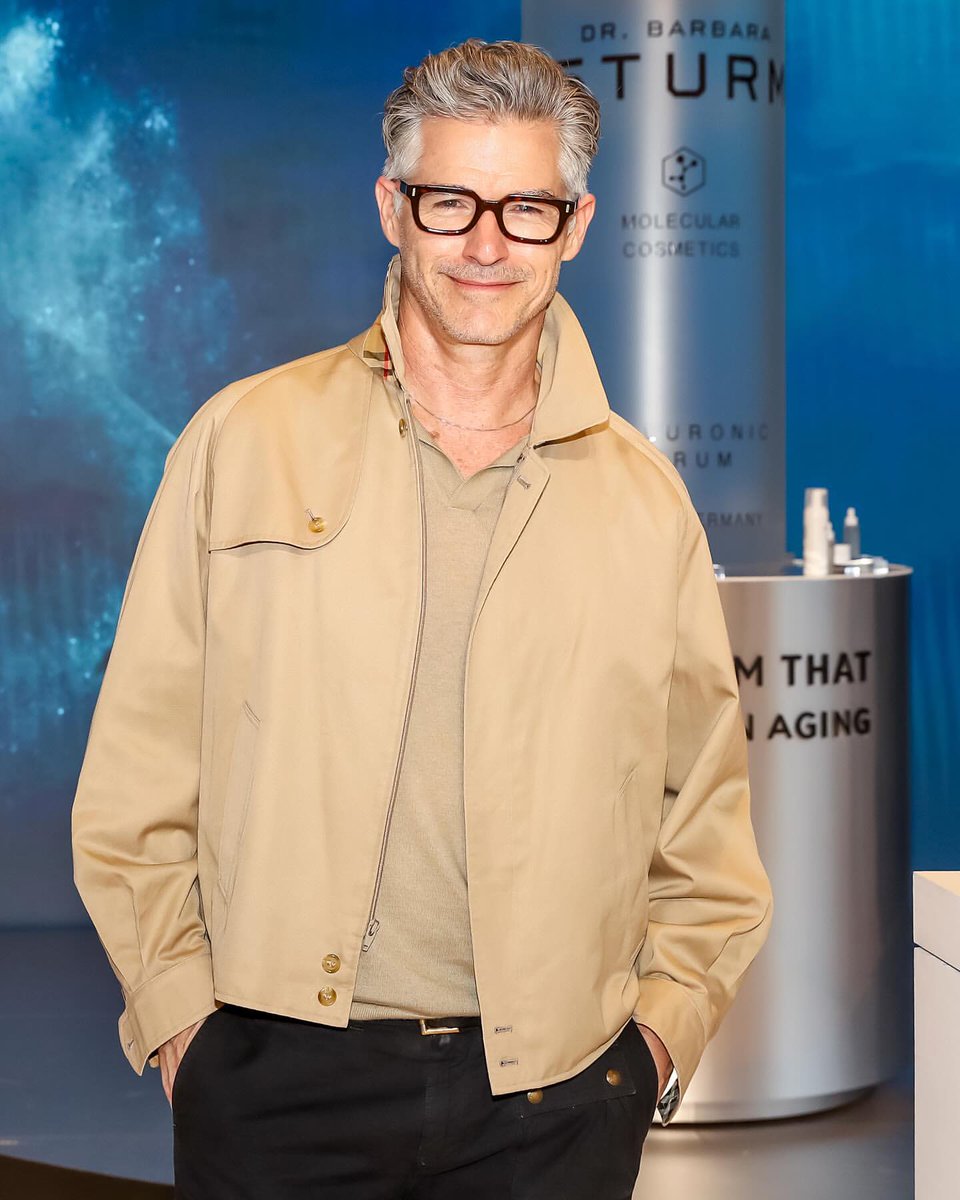 karlstevenson_E's tweet image. Do I look more hydrated? #drbarbarasturm #serum
@neilrasmus @bfa We celebrated with
@drbarbarasturm and the 10-year anniversary of the Hyaluronic Serum plus the opening of Anti-Inflammatory Haus: The Hydration Edition, a marvelous multi-floor pop up in Soho.