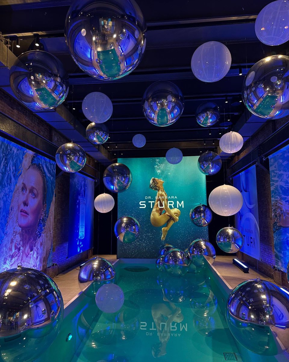 karlstevenson_E's tweet image. Do I look more hydrated? #drbarbarasturm #serum
@neilrasmus @bfa We celebrated with
@drbarbarasturm and the 10-year anniversary of the Hyaluronic Serum plus the opening of Anti-Inflammatory Haus: The Hydration Edition, a marvelous multi-floor pop up in Soho.