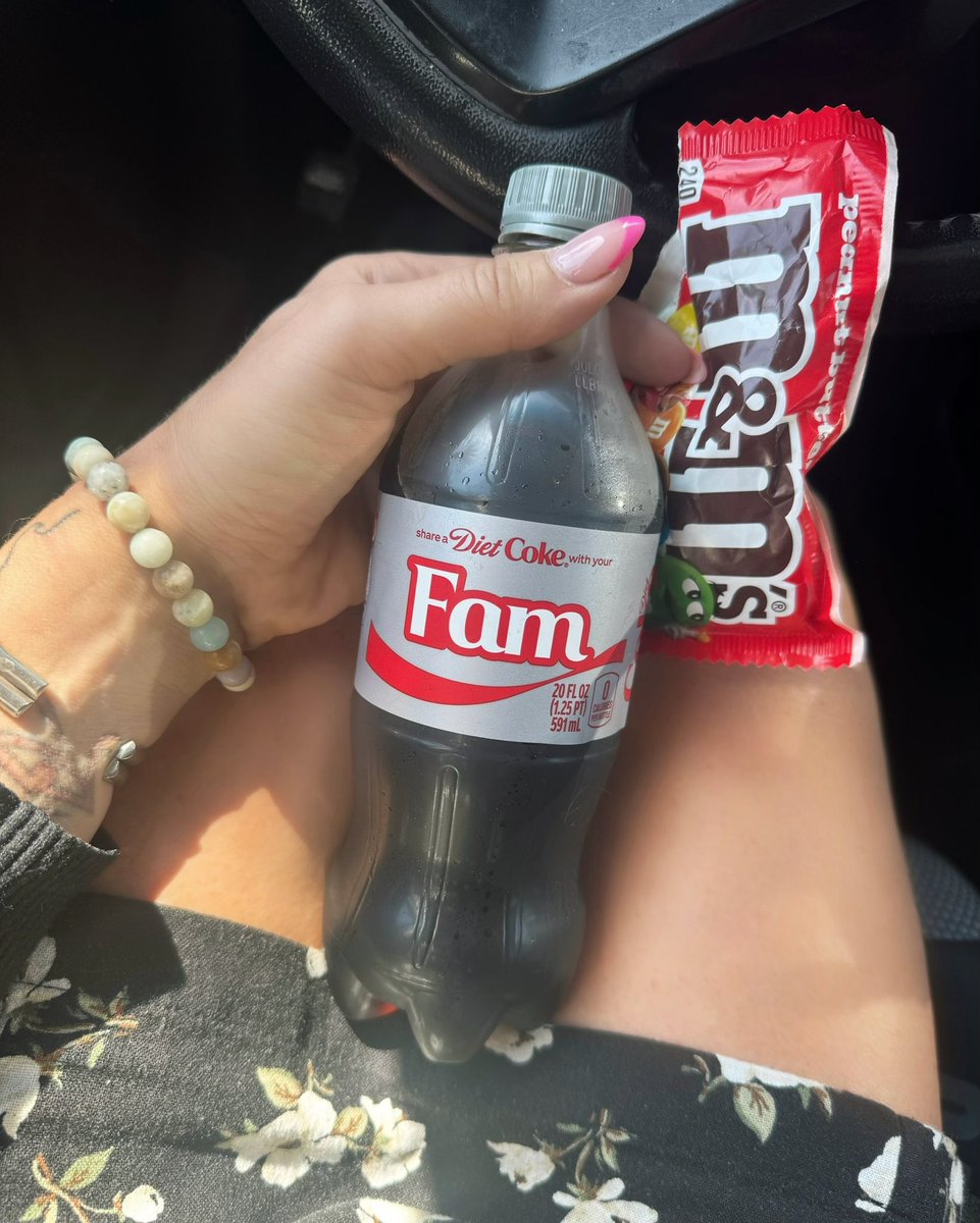 Emily ™ tweet media