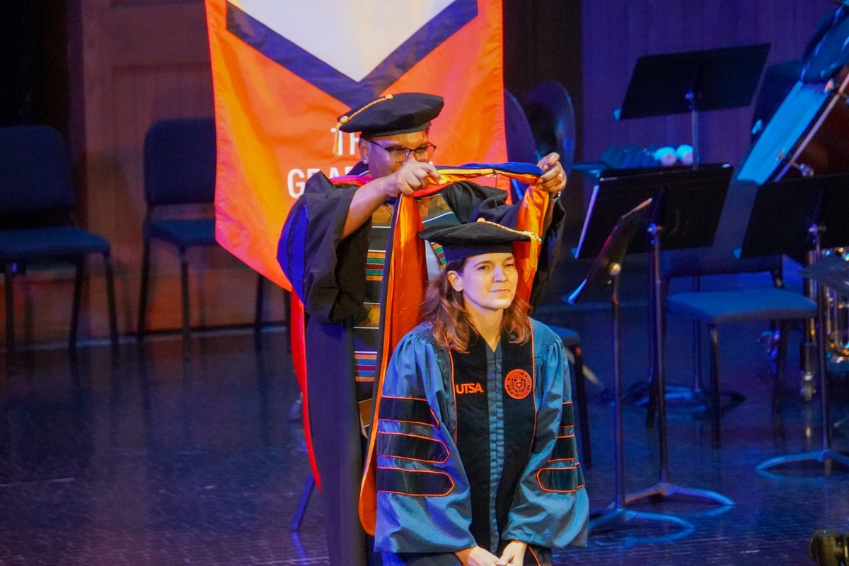 UTSACOLFA's tweet image. Last Thursday, we proudly celebrated two outstanding COLFA Ph.D. graduates at the Graduate Hooding Ceremony.

#UTSAGrad25 #UTSA