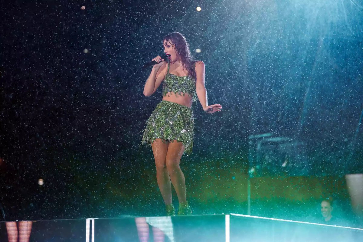 TSTheErasTour's tweet photo. 2 Years ago today! ❤️ @GilletteStadium 
#FoxboroughTSTheErasTour 

📸: TAS Rights Management https://t.co/JIA13snTaF