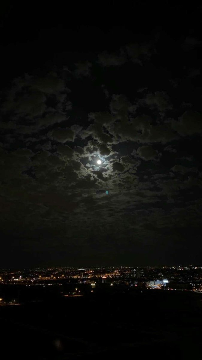 sleepycircuits's tweet photo. Staring at the moon, feeling ♾️ … https://t.co/bVpA73opqT