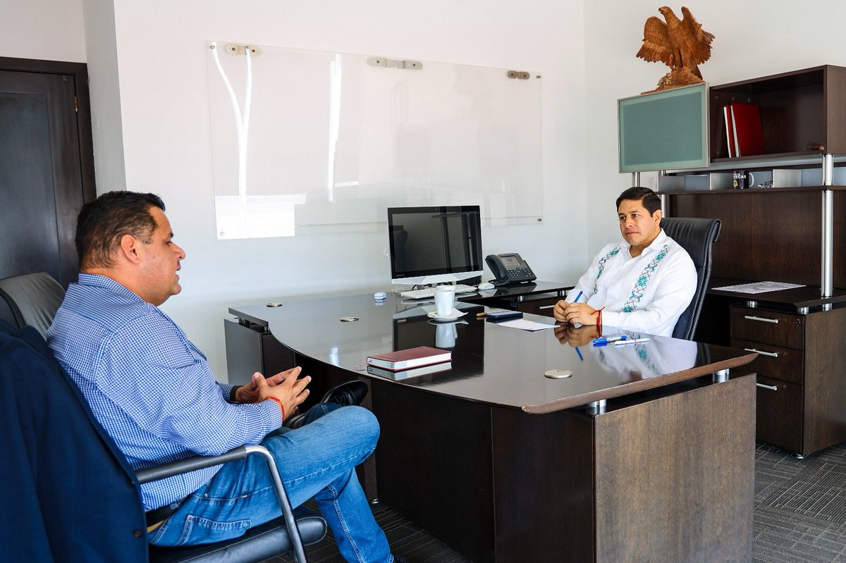 Me reuní con el Ing. Adrián Rodríguez Rayas, subsecretario de Obras Públicas y Mantenimiento, para dar seguimiento a las acciones conjuntas con la Secretaría de Economía.

Seguimos trabajando en equipo por el bienestar de Zacatecas.