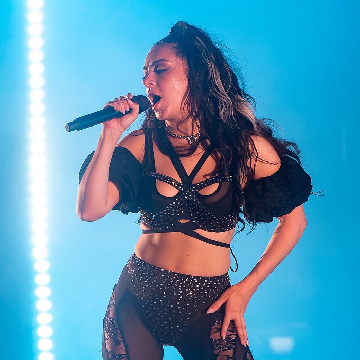STREAMAPSE's tweet photo. 👀2024’s undisputed album of the summer🌞arrived in early June🗓️with a slime-green album cover and wall-to-wall💯bangers🔥that would  launch💞Charli xcx’s💞career to stratospheric new heights🙌. #CharliXCX #GetThe411 on #STREAMAPSEOnlineMagazine https://t.co/Zz9zU8f03x https://t.co/Y3HUelv4B6