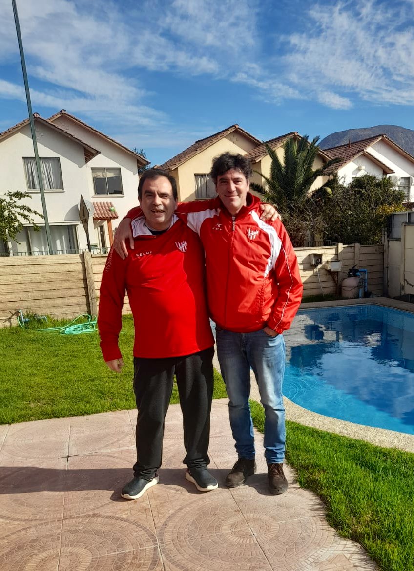 Hubo juntada de baluartes de Gloriosos por el Mundo en Chile.
Néstor 🇨🇱 y Miguel 🇧🇷 brindaron por un segundo semestre con gloria.