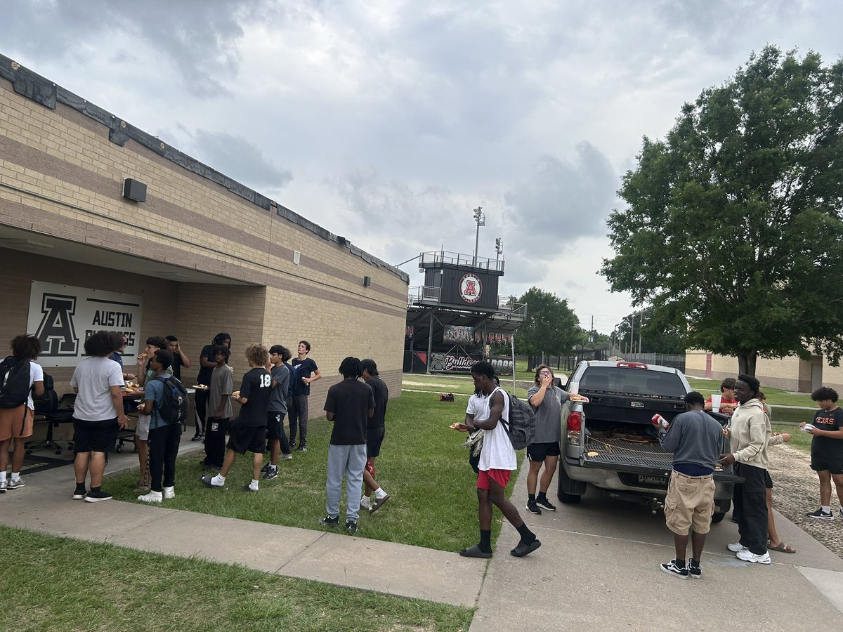 Austin Dawg Football (@ahsdawgfootball) on Twitter photo Leadership Dinner to finish off our Leadership program. Congrats to Coach Barlow and Fast and Furious with the win! To the winner goes the spoils!! #onthehunt #sicem25
<a href="/SFAHS_Bulldogs/">Austin High School</a> <a href="/AHSBulldogs/">AHS Bulldog Athletics</a> Leadership Dinner to finish off our Leadership program. Congrats to Coach Barlow and Fast and Furious with the win! To the winner goes the spoils!! #onthehunt #sicem25
<a href="/SFAHS_Bulldogs/">Austin High School</a> <a href="/AHSBulldogs/">AHS Bulldog Athletics</a>