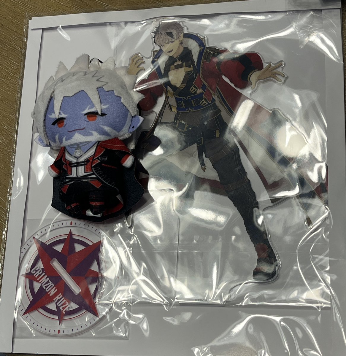 i just got my ruze 3d debut acrylic stand i did Not know it was gonna be this Large im scared (gilzaren III pape for scale)