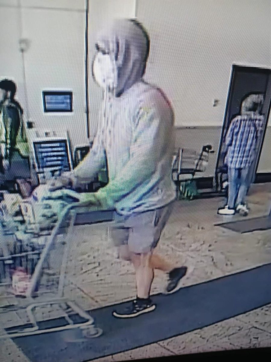 🔴 𝑯𝑶𝑴𝑩𝑹𝑬 𝑫𝑬𝑺𝑪𝑶𝑵𝑶𝑪𝑰𝑫𝑶 𝑹𝑶𝑩𝑨 𝑻𝑶𝑫𝑶𝑺 𝑳𝑶𝑺 𝑳𝑶𝑪𝑲𝑬𝑹𝑺 𝑫𝑬 𝑮𝑰𝑴𝑵𝑨𝑺𝑰𝑶 𝑬𝑵 𝑷𝑶𝑵𝑪𝑬 

19 MAY 2025 - Por #ElVigia desde #Ponce - Agentes del Grupo A de investigaciones de la Policía buscan a un sospechoso que accedió al área de lockers de hombres