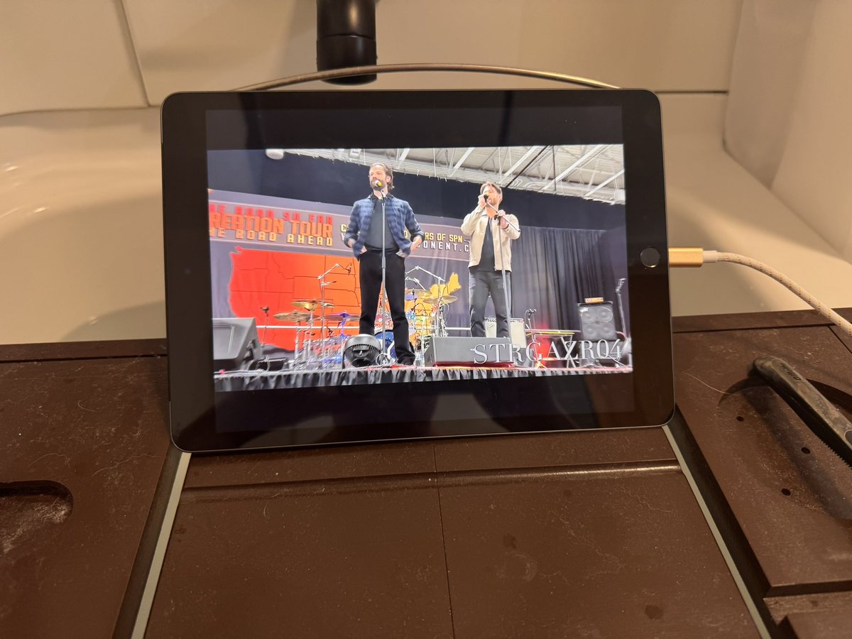 Great way to spend the evening in the tub watching the panels of J2 from #SPNNJ convention <a href="/jarpad/">Jared Padalecki</a> <a href="/JensenAckles/">Jensen Ackles</a> #SPNFamily 🥰💝🤗