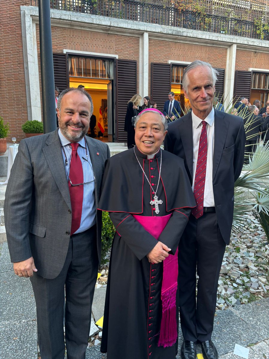 Hoy junto al Presidente de nuestra fundación <a href="/AyudaIglesNeces/">Ayuda a la Iglesia Necesitada</a> hemos agradecido al Nuncio de Su Santidad en España; Excelentísimo y Reverendísimo Señor Bernardito Auza su apoyo a nuestra fundación durante su presencia en nuestro país. Dios le proteja en su nueva misión en la UE.