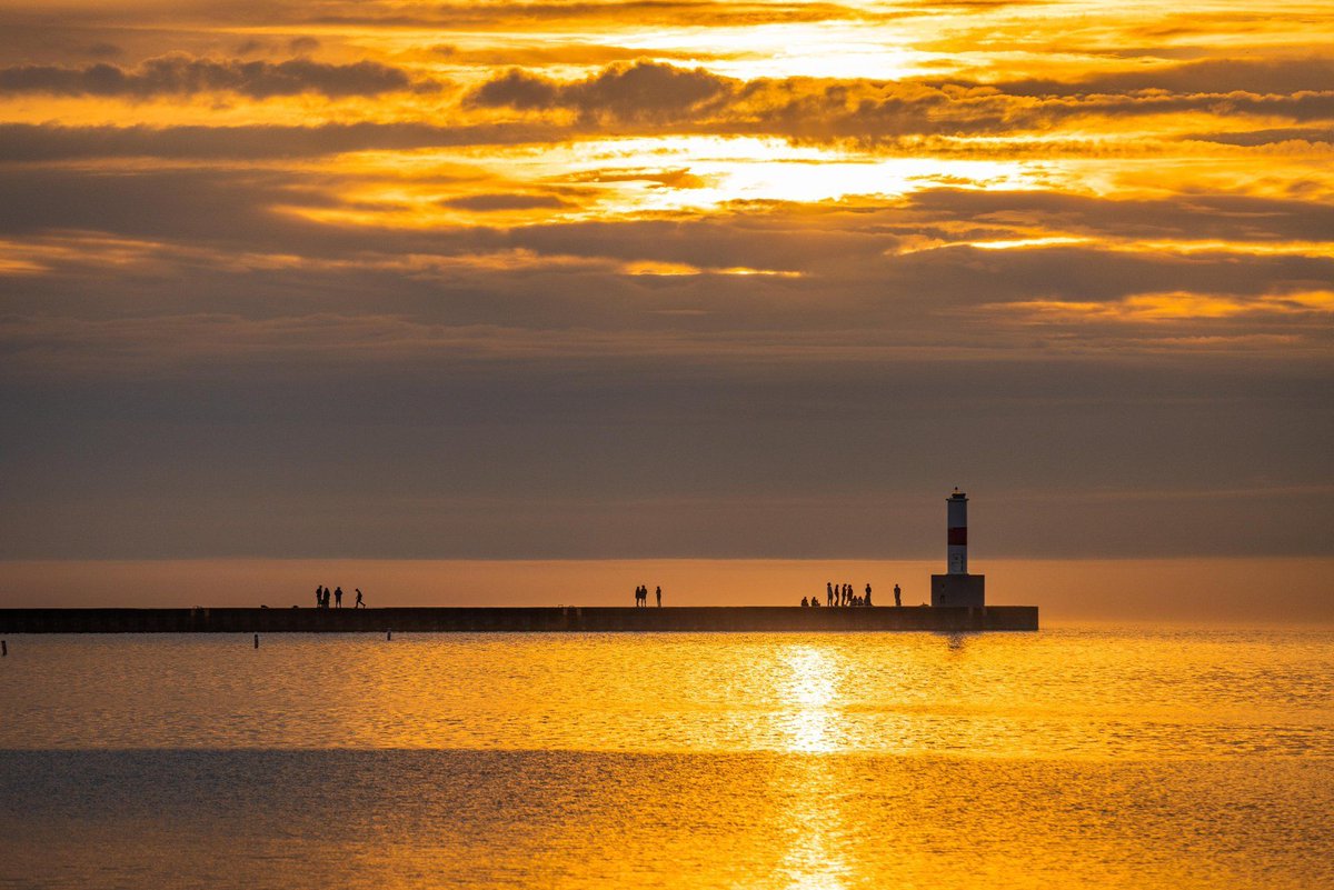 Beautiful May sunset last week. 

📍 Petoskey Breakwall, Northern Michigan 
📸  Recce Media