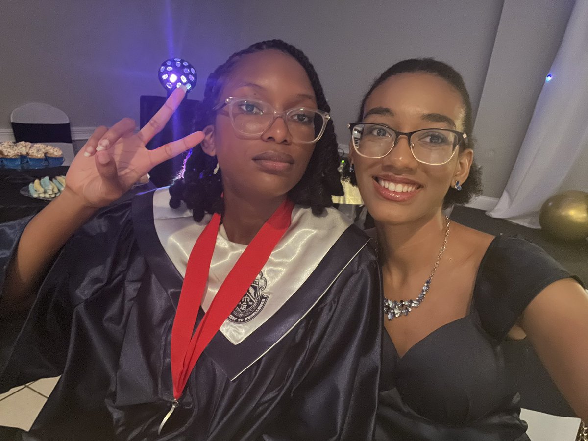 skoulxine's tweet photo. my bestie graduated 🫶🏼 @marznotforu https://t.co/eKvjtd2JKq