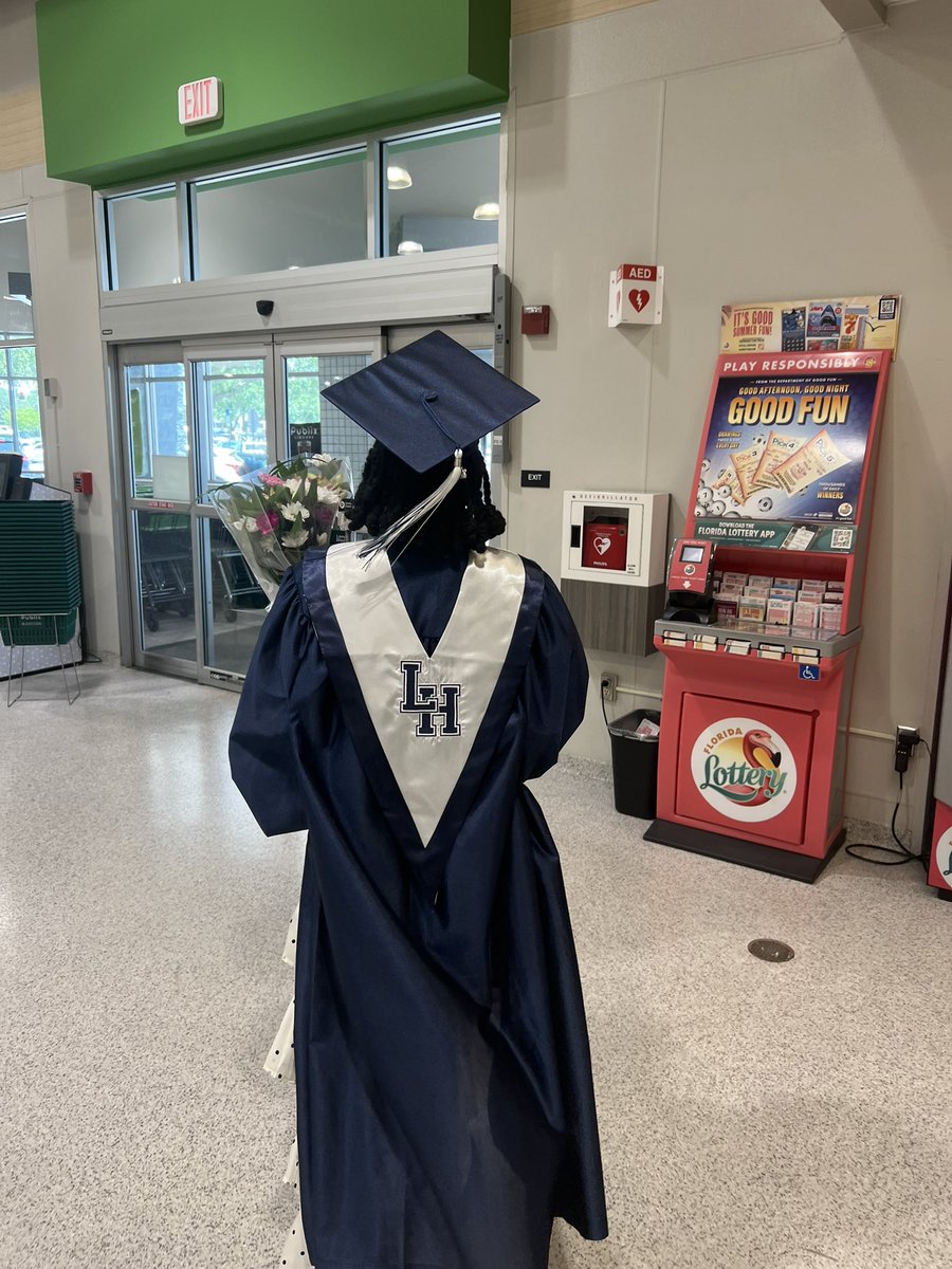 skoulxine's tweet photo. my bestie graduated 🫶🏼 @marznotforu https://t.co/eKvjtd2JKq