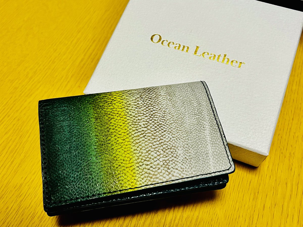 BlogWaral's tweet image. Ocean Leatherさんで、ブリ革を使用した名刺入れを購入しました！  

『鰤を持ち歩く』というコンセプト通り、特徴的な体色を生かしたデザインは、まるでブリをそのまま切り取ったような仕上がり。
魚好きにはたまらない一品です✨  

仕事の相棒として、大切に使わせていただきます！！🐟