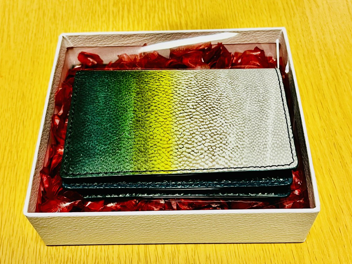 BlogWaral's tweet image. Ocean Leatherさんで、ブリ革を使用した名刺入れを購入しました！  

『鰤を持ち歩く』というコンセプト通り、特徴的な体色を生かしたデザインは、まるでブリをそのまま切り取ったような仕上がり。
魚好きにはたまらない一品です✨  

仕事の相棒として、大切に使わせていただきます！！🐟