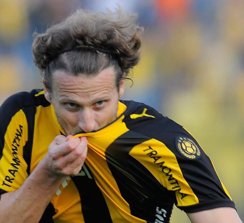 "Yo sólo beso los escudos de Uruguay y Peñarol porque allí me crié y soy hincha. A mi me enseñaron a respetar los símbolos, a no ser falso y a no vender humo."

Feliz cumple al mejor jugador uruguayo de este siglo: Don Diego Forlán Corazo
