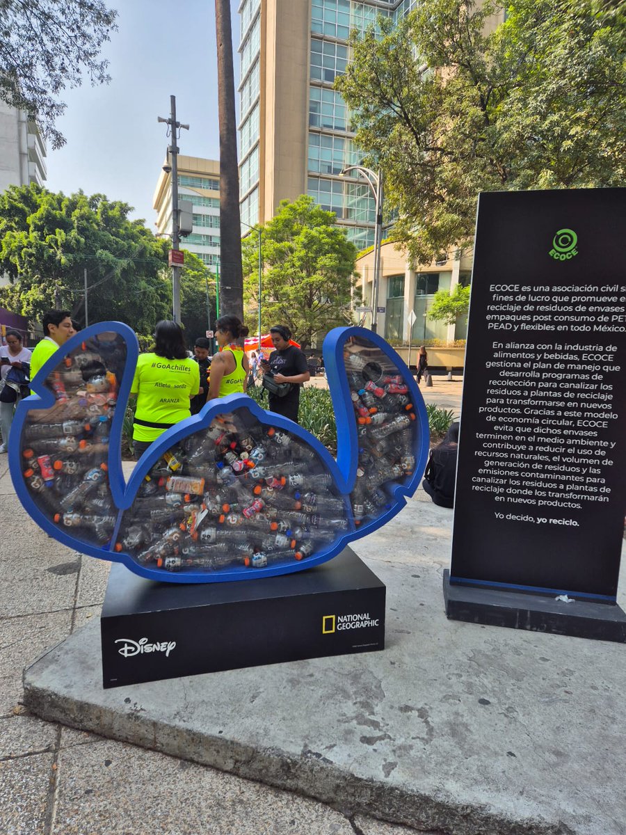 ecoceac's tweet photo. Pasamos un #FelizLunes luego de vivir un fin de semana lleno de festejos por el #DíaMundialDelReciclaje ♻️, como la participacion de 1,500 personas en la carrera #DisneyMagicRun ✨️👟, gracias a quienes acopiamos ¡75 kg de PET para llevarlos a #reciclar! 🙌🏼🚮 https://t.co/FTGagSKhc5
