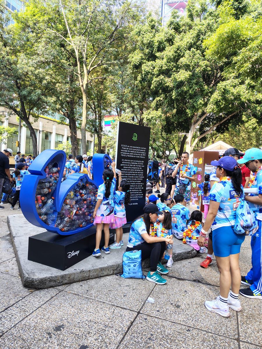 ecoceac's tweet photo. Pasamos un #FelizLunes luego de vivir un fin de semana lleno de festejos por el #DíaMundialDelReciclaje ♻️, como la participacion de 1,500 personas en la carrera #DisneyMagicRun ✨️👟, gracias a quienes acopiamos ¡75 kg de PET para llevarlos a #reciclar! 🙌🏼🚮 https://t.co/FTGagSKhc5