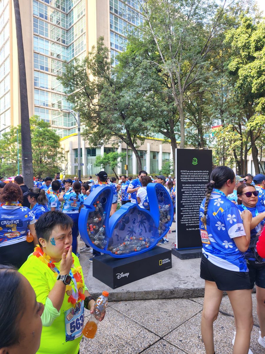 ecoceac's tweet photo. Pasamos un #FelizLunes luego de vivir un fin de semana lleno de festejos por el #DíaMundialDelReciclaje ♻️, como la participacion de 1,500 personas en la carrera #DisneyMagicRun ✨️👟, gracias a quienes acopiamos ¡75 kg de PET para llevarlos a #reciclar! 🙌🏼🚮 https://t.co/FTGagSKhc5