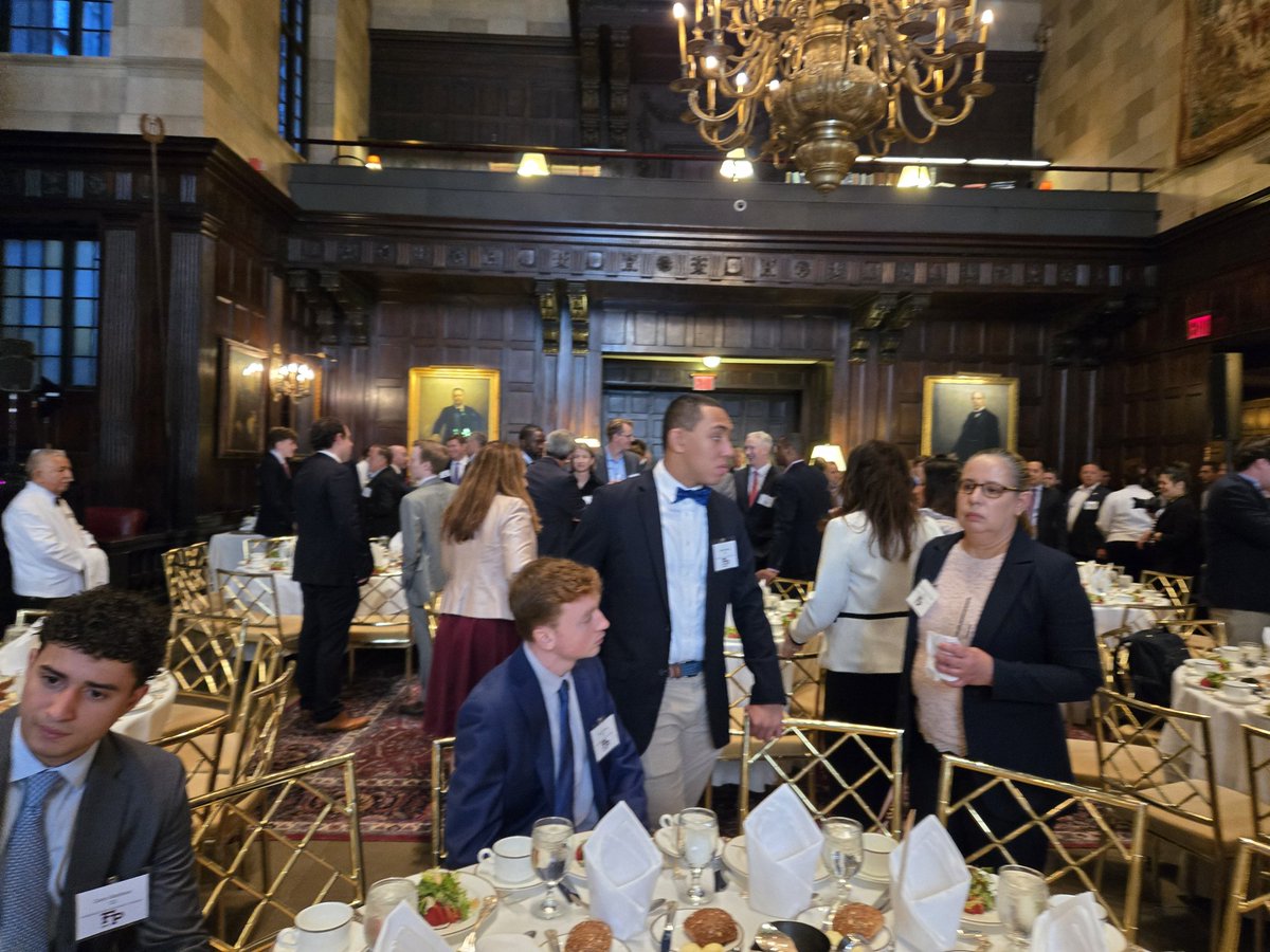 It’s a people business with the opportunity to make someone’s day every day.”
Joanna Geraghty, #CEO of <a href="/JetBlue/">JetBlue</a>, at <a href="/FordhamPrep/">Fordham Prep</a>'s #WallStreet Forum—on leadership, culture, HR, AI &amp; taking smart risks.
#Leadership