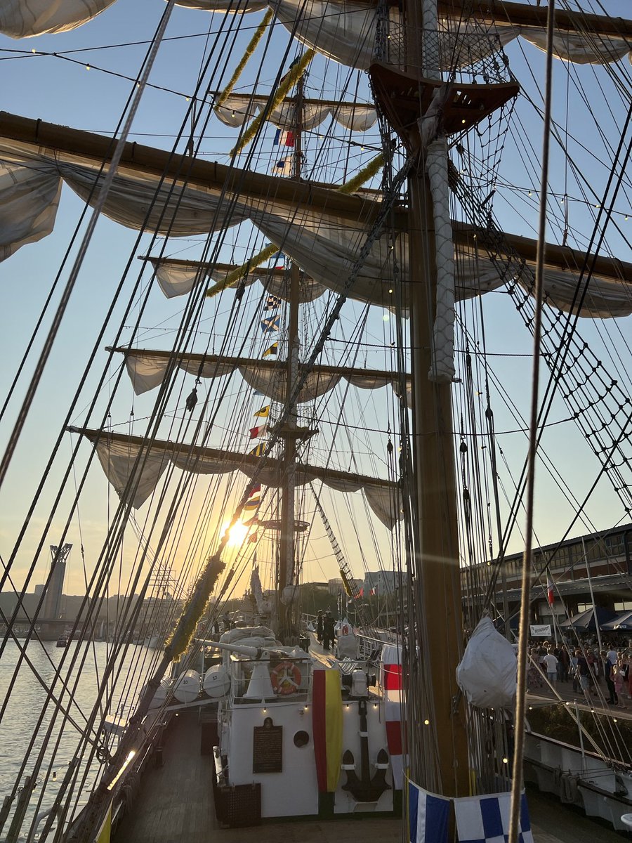 sybelg's tweet image. Doloroso y triste accidente del “caballero de los mares” el #BuqueEscuelaCuauhtemoc de @SEMAR_mx 

He tenido varias oportunidades de verlo y me consta el profesionalismo y la dedicación de su tripulación y los cadetes.

Mi solidaridad con ell@s y sus familias.