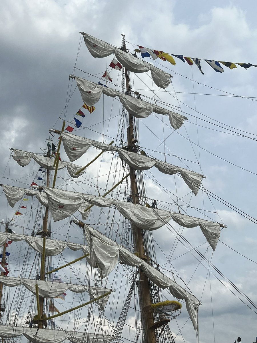 sybelg's tweet image. Doloroso y triste accidente del “caballero de los mares” el #BuqueEscuelaCuauhtemoc de @SEMAR_mx 

He tenido varias oportunidades de verlo y me consta el profesionalismo y la dedicación de su tripulación y los cadetes.

Mi solidaridad con ell@s y sus familias.