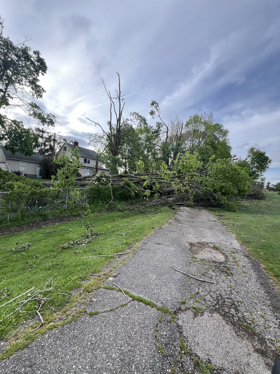 johnhallermsu1's tweet photo. Aftermath of #TheTornado
Please pray for the city of Lansing https://t.co/W1SBUXtPIo