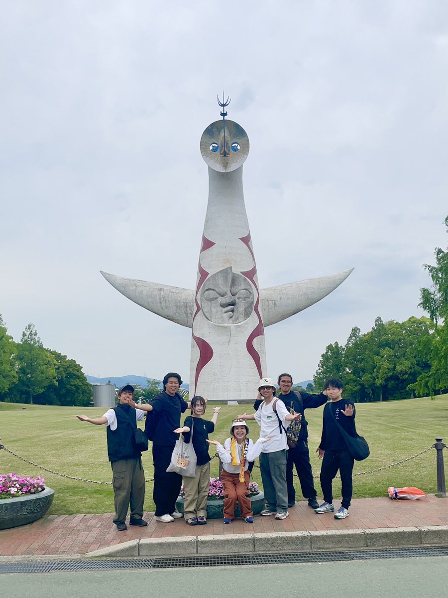 おはOD🐰
仙台出身のコニーは初万博記念公園とのことで設営日に太陽の塔とパシャリ📸
関西観光も兼ねてアウトドアパーク来てくださった方も多いかと思うのですが、皆さんどこで何を楽しまれたのでしょう？
来年の参考用として是非みんなで共有したいです🫶🏻