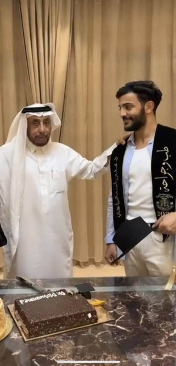 AlsaedyM7's tweet photo. قبل ستّ سنوات، وفي بداية مشواري في كلية الطب والجراحة، أرسل لي والدي رسالة كان لها أثر بالغ في نفسي، وكانت بمثابة دفعة قوية شكّلت انطلاقتي الحقيقية في هذا الطريق.
واليوم، سبحان الله، كأنّ تلك السنوات مرّت كغمضة عين.

ولا يسعني في هذا المقام إلا أن أُعبّر عن خالص امتناني وامتناني العميق؛
لا أنسى والدتي الحبيبة، وسندي الأول بعد الله، وأهلي الذين كانوا دائمًا العون والدعم، وزملائي الذين شاركوني هذا الدرب بحلوه ومرّه، وأساتذتي الكرام الذين لم يبخلوا بعلمهم ونُصحهم، وكل من كان له أثر أو فضل، ولو بكلمة طيبة أو دعوة صادقة، في مسيرتي.

فلهم جميعًا من القلب شكرٌ صادق ودعاءٌ دائم، فهم شركاء هذا الإنجاز.

أما الصور الأخرى، فهي تلخّص شعورًا لا يُوصف: مزيج من الفرح، والإنجاز، والفخر.. 

أسأل الله أن يوفّق كل من يسعى نحو هذا الحلم، وأن يرزقه الله تحقيقه عاجلًا، بمنّه وكرمه.