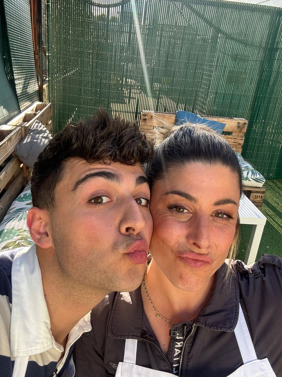 Por cierto, mi querida amiga VALERIA ROS, actúa en Madrid el 30 de mayo y os quiero enviar su enlace para quien de repente busque  echarse unas risas y verle en el teatro ❤️🔥🔥🔥🔥 

Pa lxs que no tenéis entradas para el día 30 🤭

entradas.elteatroreinavictoria.com/teatroreinavic…