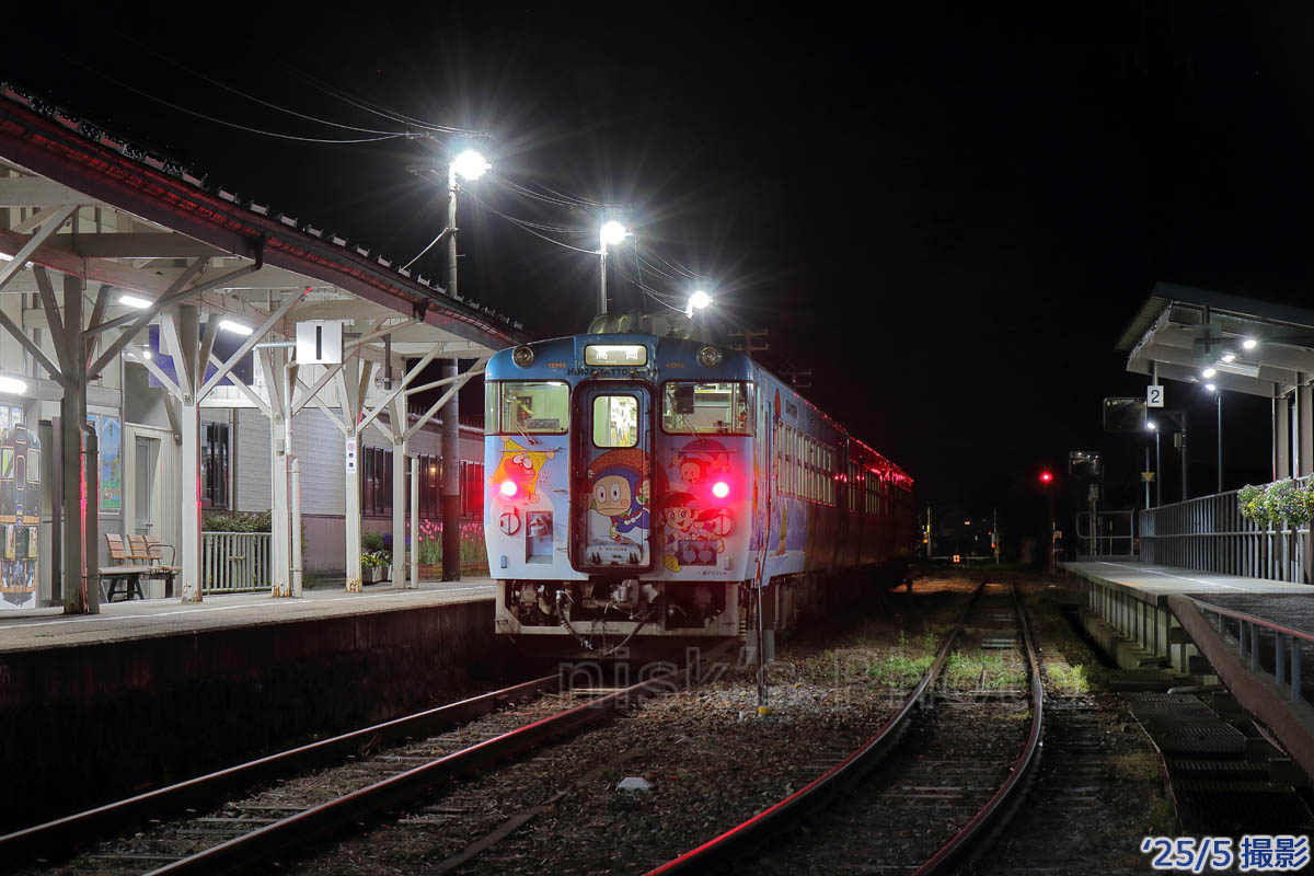 m3nisk's tweet photo. 25/5

城端線城端駅で出発待ちする忍者ハットリくんラッピングを含む8356D(キハ40/47)

355D到着～8356D出発動画も

電子式ホイッスルではなくアナログ式なのがイイ

朝の水鏡撮れなかった分を夕刻以降である程度挽回したので高岡市内へ投宿

明日は雨予報なのでゆっくりスタートかな https://t.co/qoVGjhBgB0