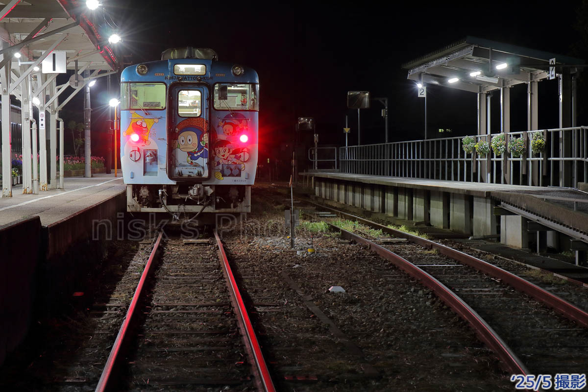 m3nisk's tweet photo. 25/5

城端線城端駅で出発待ちする忍者ハットリくんラッピングを含む8356D(キハ40/47)

355D到着～8356D出発動画も

電子式ホイッスルではなくアナログ式なのがイイ

朝の水鏡撮れなかった分を夕刻以降である程度挽回したので高岡市内へ投宿

明日は雨予報なのでゆっくりスタートかな https://t.co/qoVGjhBgB0