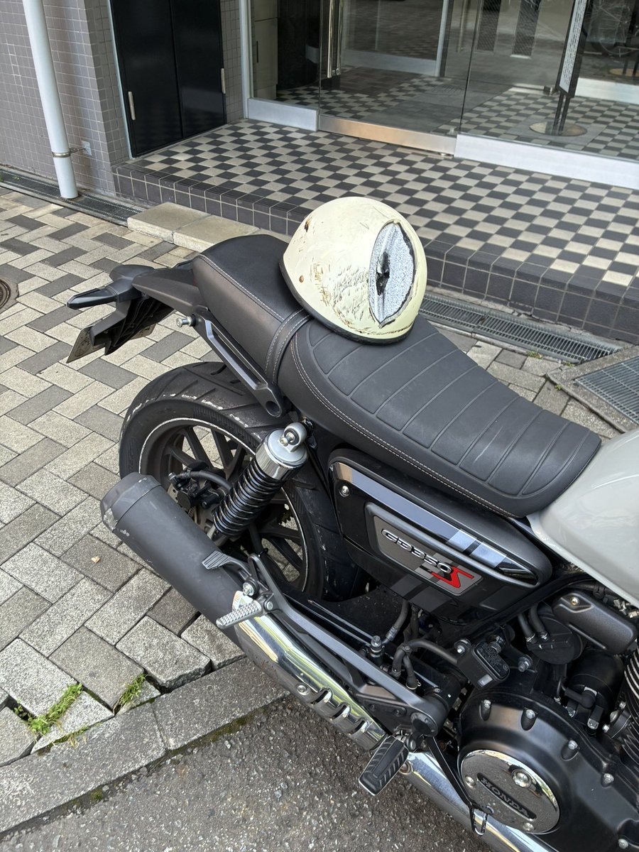 purecomusic541's tweet photo. バイクで死にかけた人のヘルメット置いてあった https://t.co/DOsyOhHrgu