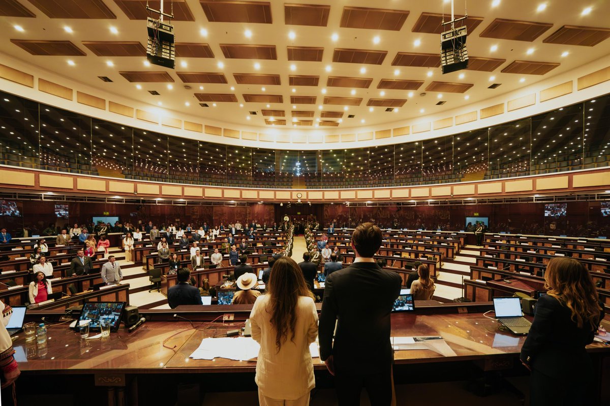 ¿Sesionar solo martes y jueves? Eso se acabó.

Si los ecuatorianos trabajan toda la semana, sus representantes también. Para cobrar el sueldo del lunes, hay que trabajar el lunes.

A partir de ahora:
1.Los Plenos serán los lunes, martes y miércoles en la mañana.
2.El trabajo en