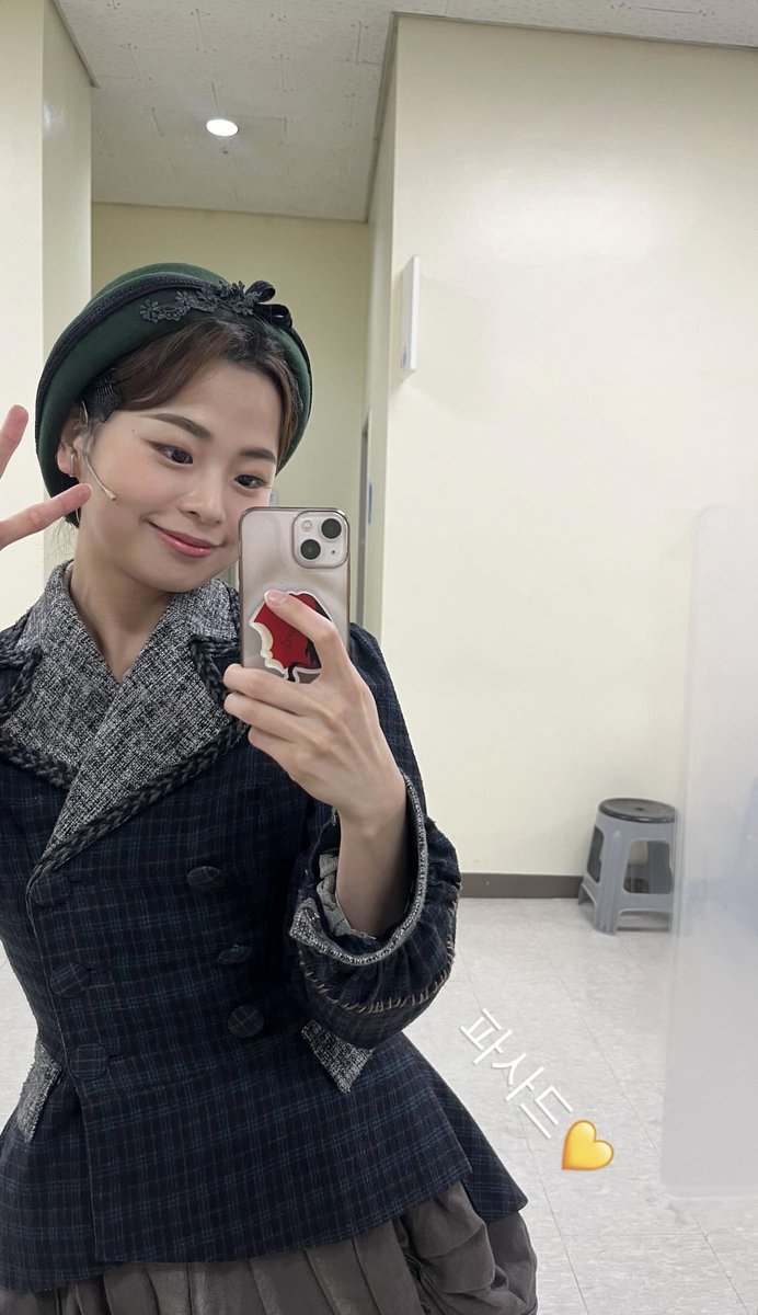 Mming_714's tweet photo. 유지은 배우님 지킬 앤 하이드 거울샷 인스스 모음 타래💛 https://t.co/4FIjnIUDpu