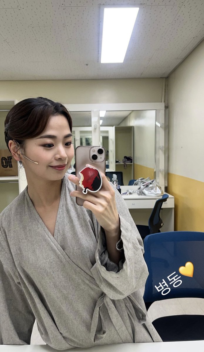 Mming_714's tweet photo. 유지은 배우님 지킬 앤 하이드 거울샷 인스스 모음 타래💛 https://t.co/4FIjnIUDpu