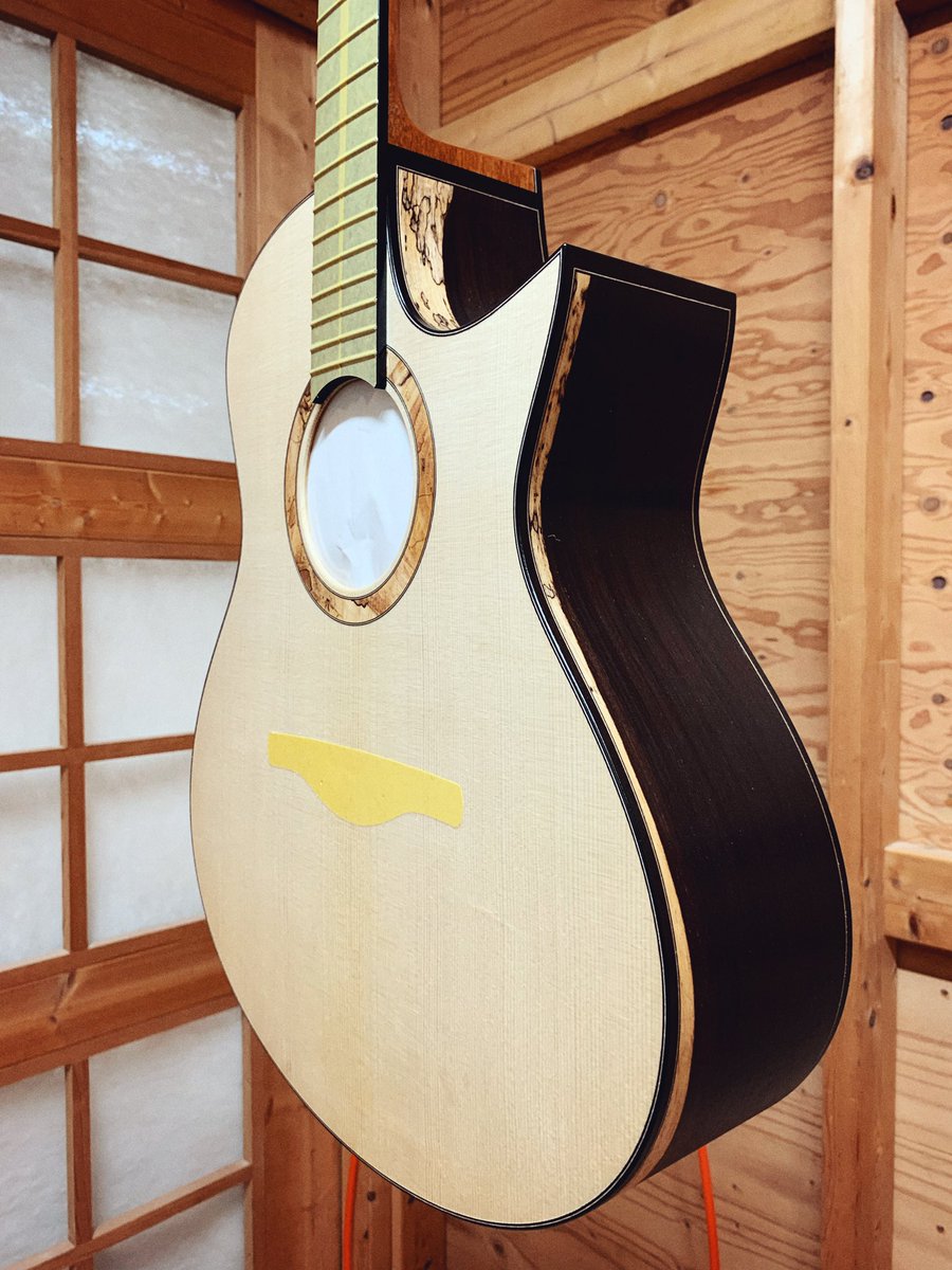 OginoGuitars's tweet photo. あまり派手過ぎない陰翳礼讃的なインレイをOGAWA INLAY CRAFT小川さんにお願いし進めているギター、でもお尻やサイドバックにも派手なサップが入っており、僕の作るギターの中では珍しく派手目の仕様です✨
#acousticguitar #guitarmaking #アコースティックギター #ギター製作 https://t.co/oQAKxedrE9