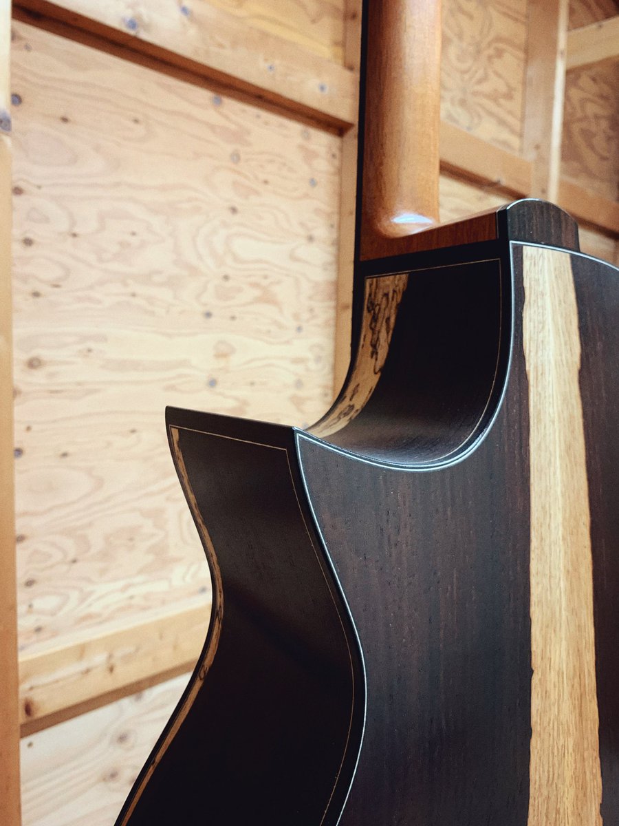OginoGuitars's tweet photo. あまり派手過ぎない陰翳礼讃的なインレイをOGAWA INLAY CRAFT小川さんにお願いし進めているギター、でもお尻やサイドバックにも派手なサップが入っており、僕の作るギターの中では珍しく派手目の仕様です✨
#acousticguitar #guitarmaking #アコースティックギター #ギター製作 https://t.co/oQAKxedrE9