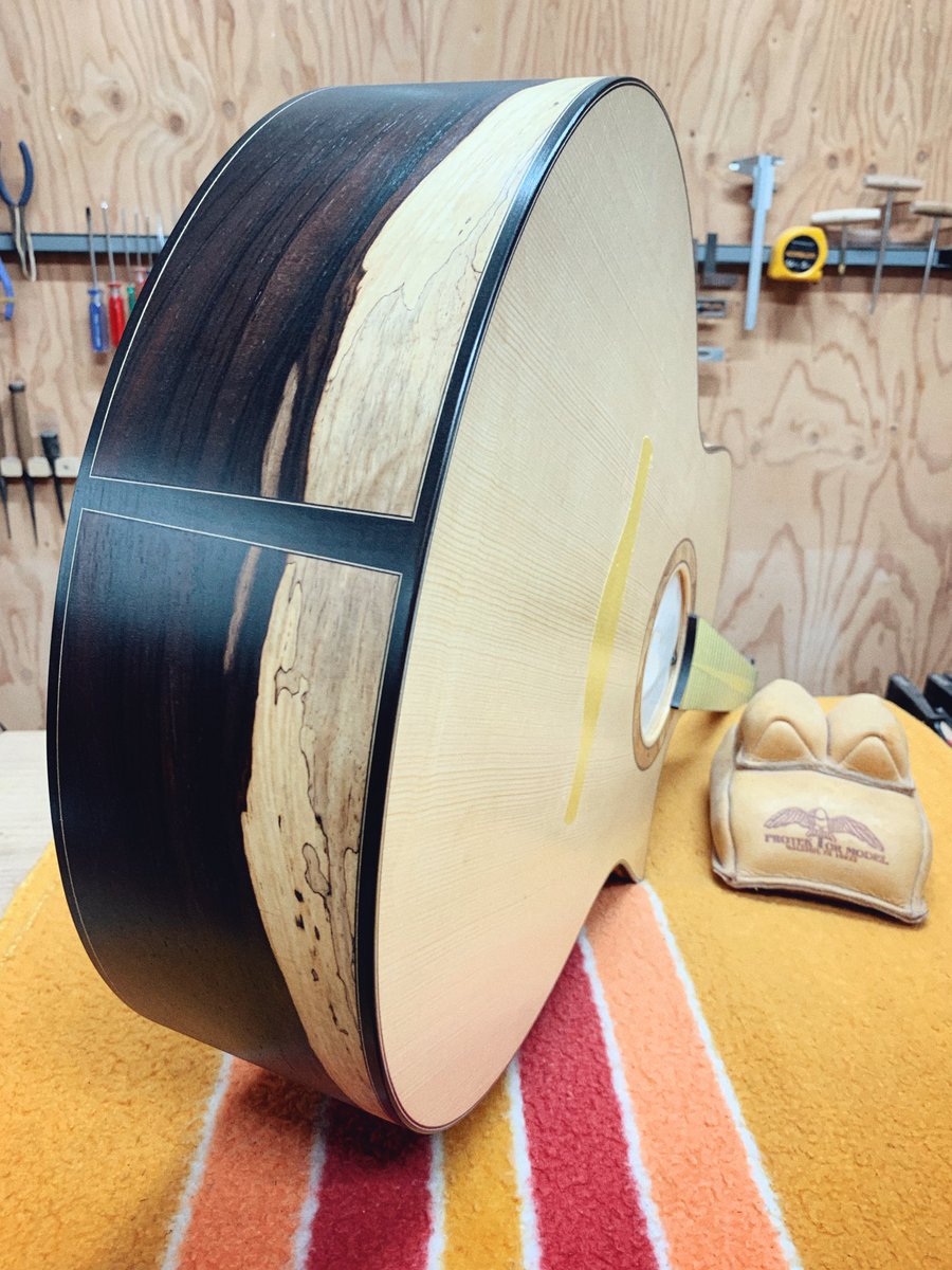OginoGuitars's tweet photo. あまり派手過ぎない陰翳礼讃的なインレイをOGAWA INLAY CRAFT小川さんにお願いし進めているギター、でもお尻やサイドバックにも派手なサップが入っており、僕の作るギターの中では珍しく派手目の仕様です✨
#acousticguitar #guitarmaking #アコースティックギター #ギター製作 https://t.co/oQAKxedrE9