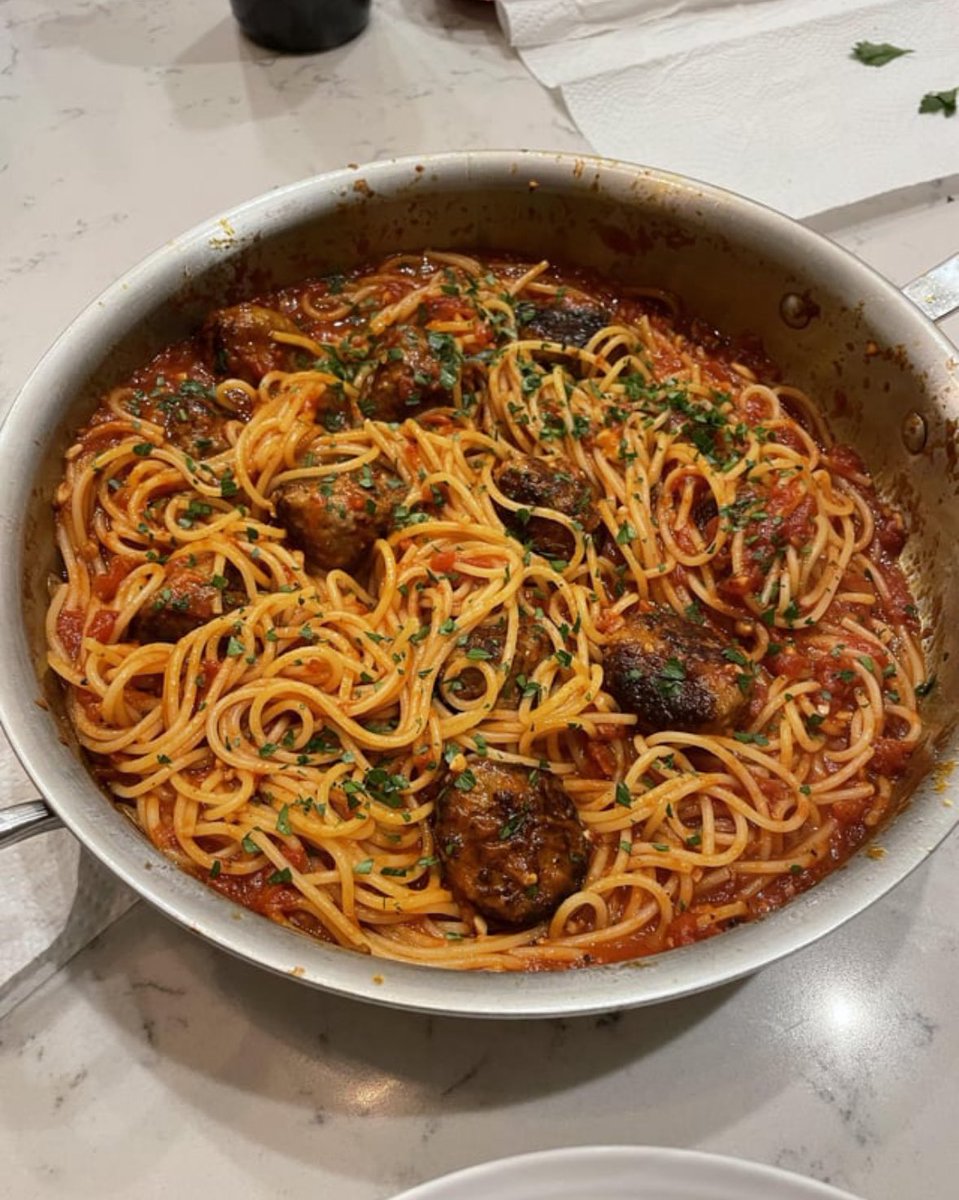 foodietechlab's tweet photo. What drink will pair up perfectly with this spaghetti and meatballs spread🍝 ? 🍷 https://t.co/QoDnsmQKhL