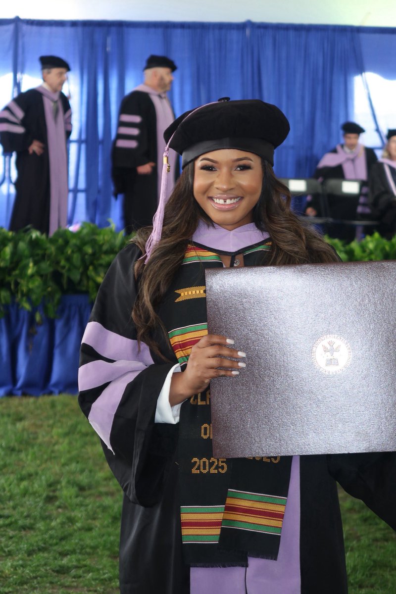 I graduated from dental school.🙏🏽 17 year old me would be so proud.🎓🍾💓🦷