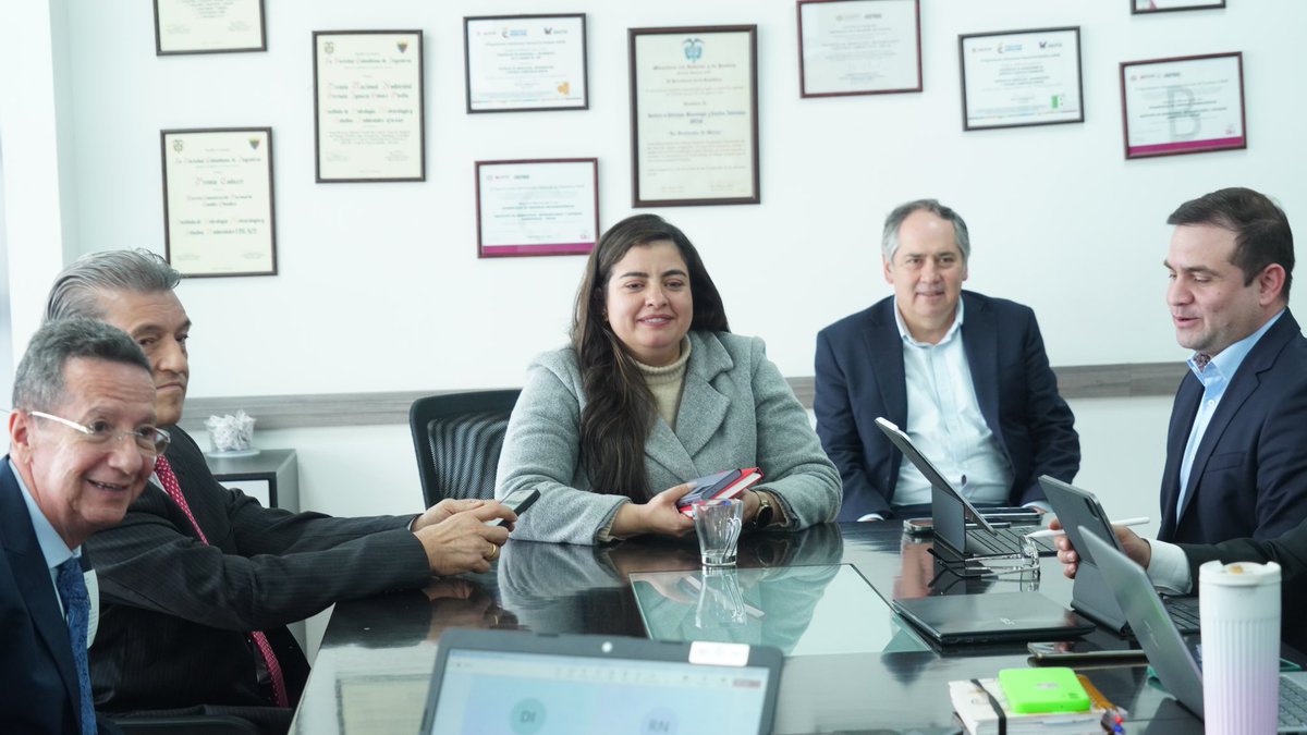 IDEAMColombia's tweet photo. #IdeamInforma 🌳En reunión con @CORPONOR, seguimos construyendo conocimiento ambiental para el desarrollo territorial. Avanzamos en temas clave como monitoreo de recursos hídricos, bosques y calidad del aire, entre otros.

Un paso más en la articulación con las #CAR del país. https://t.co/ck9RbRJWUM