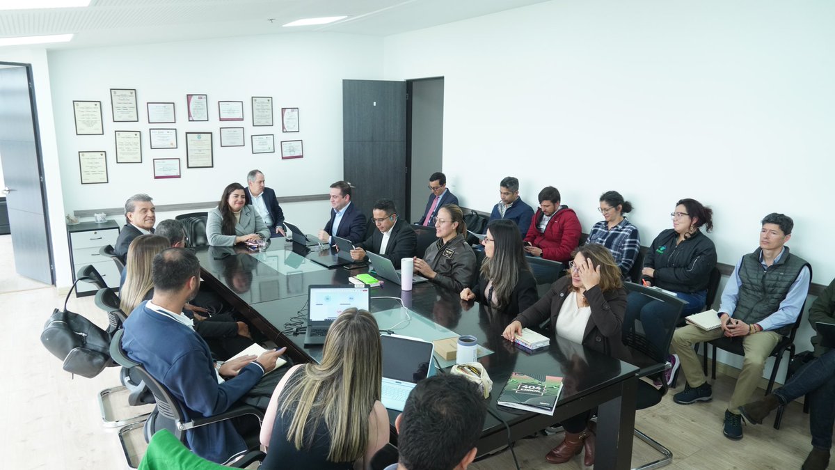 IDEAMColombia's tweet photo. #IdeamInforma 🌳En reunión con @CORPONOR, seguimos construyendo conocimiento ambiental para el desarrollo territorial. Avanzamos en temas clave como monitoreo de recursos hídricos, bosques y calidad del aire, entre otros.

Un paso más en la articulación con las #CAR del país. https://t.co/ck9RbRJWUM