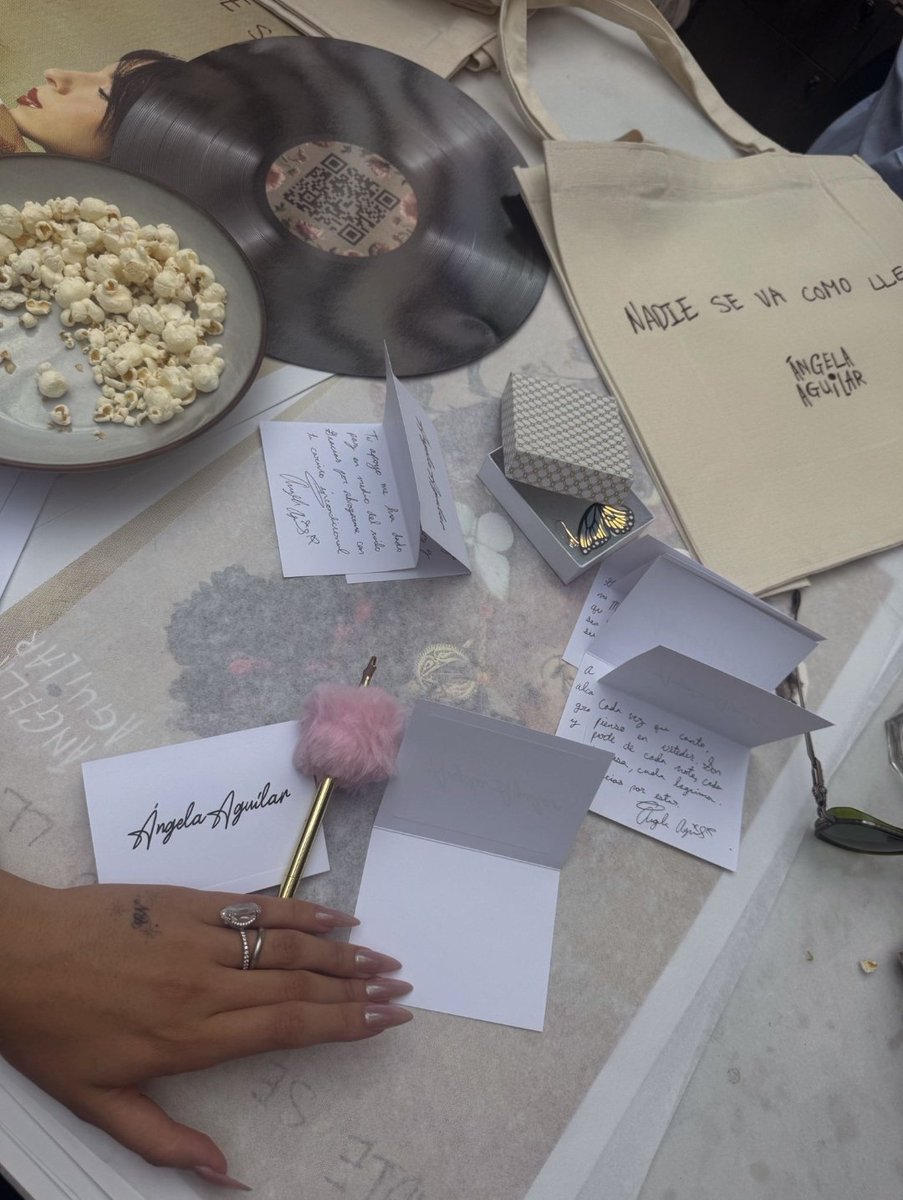 Ángela Aguilar vía WhatsApp 🦋🤍