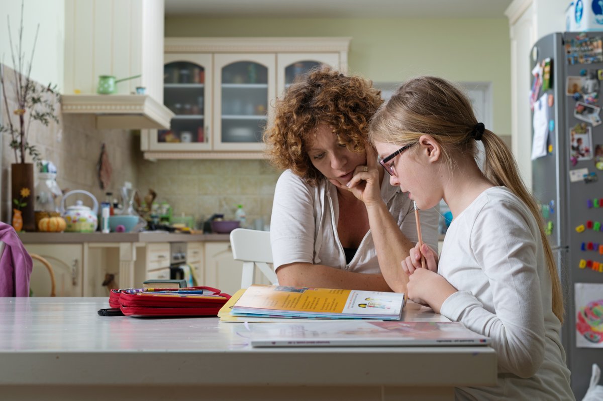 When families are involved in their child’s education, students have better attendance, earn higher test scores, and are overall more successful in school. 

Use these tips to engage families in your school community: safesupportivelearning.ed.gov/voices-field/y…