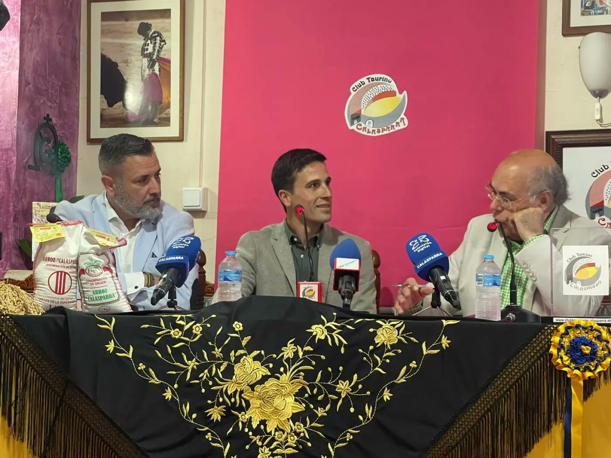 José Carlos Venegas comparte su pasión por el toreo en el Club Taurino de Calasparra
🔸El torero de Beas de Segura protagonizó ayer lunes una interesante tertulia en la que se puso sobre la mesa muchas de las problemáticas actuales del toreo
➕info⬇️
elmuletazo.com/2025/05/20/jos…
