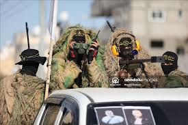 🇵🇸⚡️🇮🇱 Laporan Pertempuran Brigade Al-Quds:

"Setelah kembali dari zona pertempuran, mujahidin kami meledakkan ladang bom barel yang telah ditanam sebelumnya terhadap konvoi militer Zionis yang menyerang lingkungan Abu Hadaf di Qarara, timur laut Khan Younis (18/05/2025) - yang