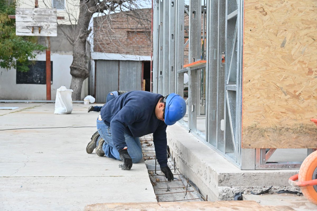 A través de la inversión del 100 por ciento del Fondo Educativo en obras, continuamos mejorando la infraestructura escolar.

Hoy recorrimos la Secundaria 36, donde se están construyendo 2 aulas nuevas y realizando diferentes arreglos, con una inversión de más de $188 millones.
